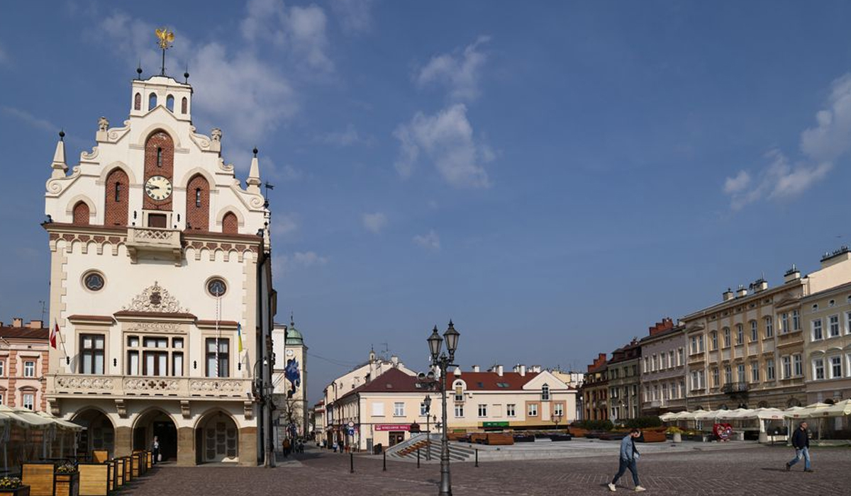 Host cities struggle to find jobs homes for Ukraine refugees
